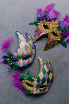 Faschingsmasken mit Federn dekoriert