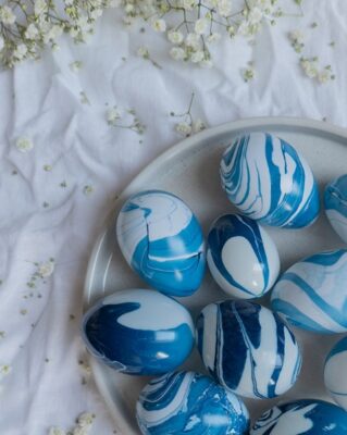 Blaue Marble Effekt Ostereier